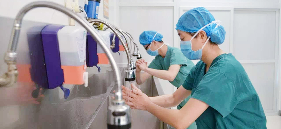 医务人员接诊、治疗每个患者前后均戴手套，一人一换，戴手套前后严格遵循七步洗手法。