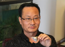 上半口牙齿全部掉光 生活没有半点滋味